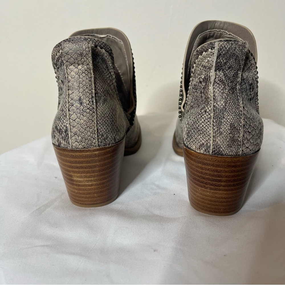 Very G Women’s Cream Snake Print Bead Trim Stacked Heel V-Cut Booties Sz 6.5 New - Picture 6 of 11